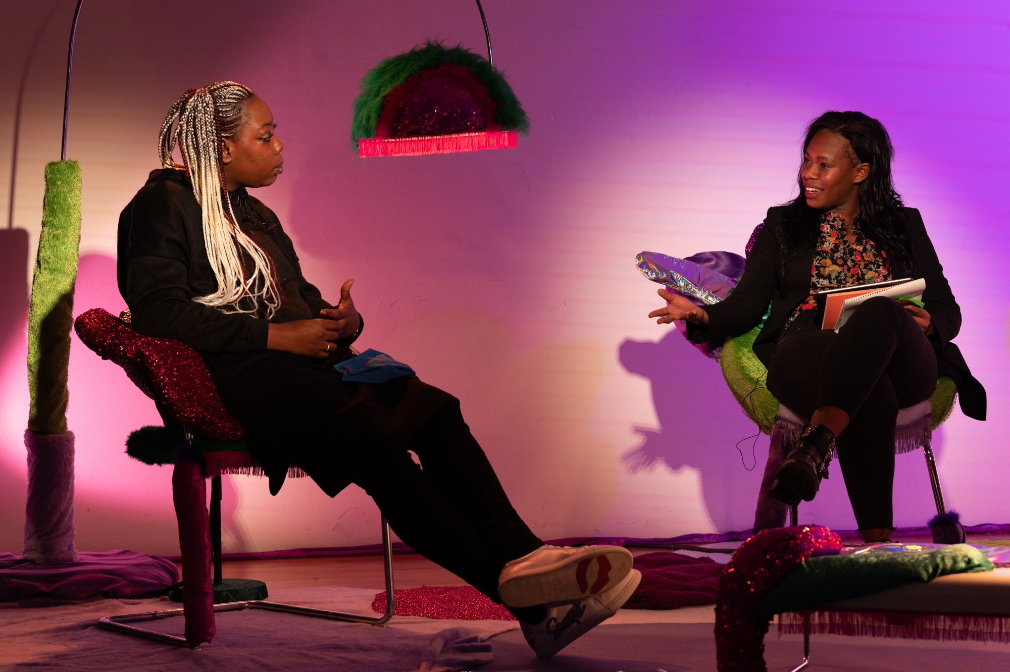 Photographe: Nicolas Dupraz
Invité(e)s : Béatrice Cortellini, directrice de l’association AVVEC / Marie Claude Hofner, experte du GREVIO, ancien médecin associée à l’Unité de Médecine des Violences du CHUV, militante féministe /Simone Eggler , coordinatrice du réseau convention Istanbul et responsable politique Terre des Femmes / Jérôme Chappuis, du Bureau de promotion de l’égalité et de préventions des violences (BPEV)/ Diariata N’Diaye, fondatrice de l’association Résonantes, créatrice d’App-elles et slameuse // Modération : Marie-Amaëlle Touré, journaliste // Scénographie : Vanessa Ferreira et Vicente et Marie van Berchem