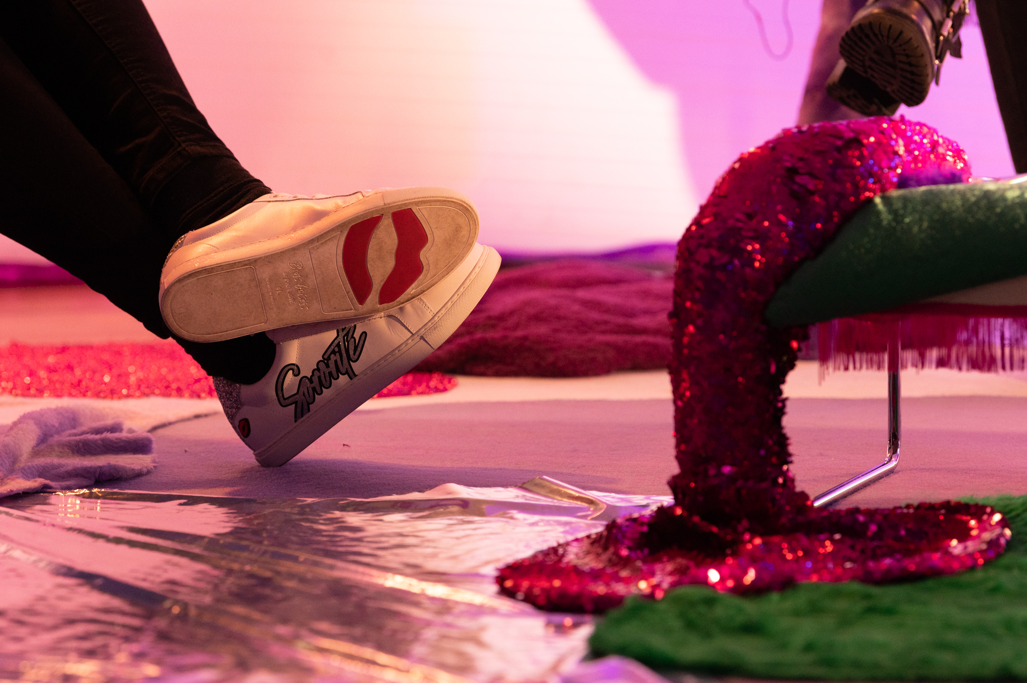 Photographe: Nicolas Dupraz
Invité(e)s : Béatrice Cortellini, directrice de l’association AVVEC / Marie Claude Hofner, experte du GREVIO, ancien médecin associée à l’Unité de Médecine des Violences du CHUV, militante féministe /Simone Eggler , coordinatrice du réseau convention Istanbul et responsable politique Terre des Femmes / Jérôme Chappuis, du Bureau de promotion de l’égalité et de préventions des violences (BPEV)/ Diariata N’Diaye, fondatrice de l’association Résonantes, créatrice d’App-elles et slameuse // Modération : Marie-Amaëlle Touré, journaliste // Scénographie : Vanessa Ferreira et Vicente et Marie van Berchem