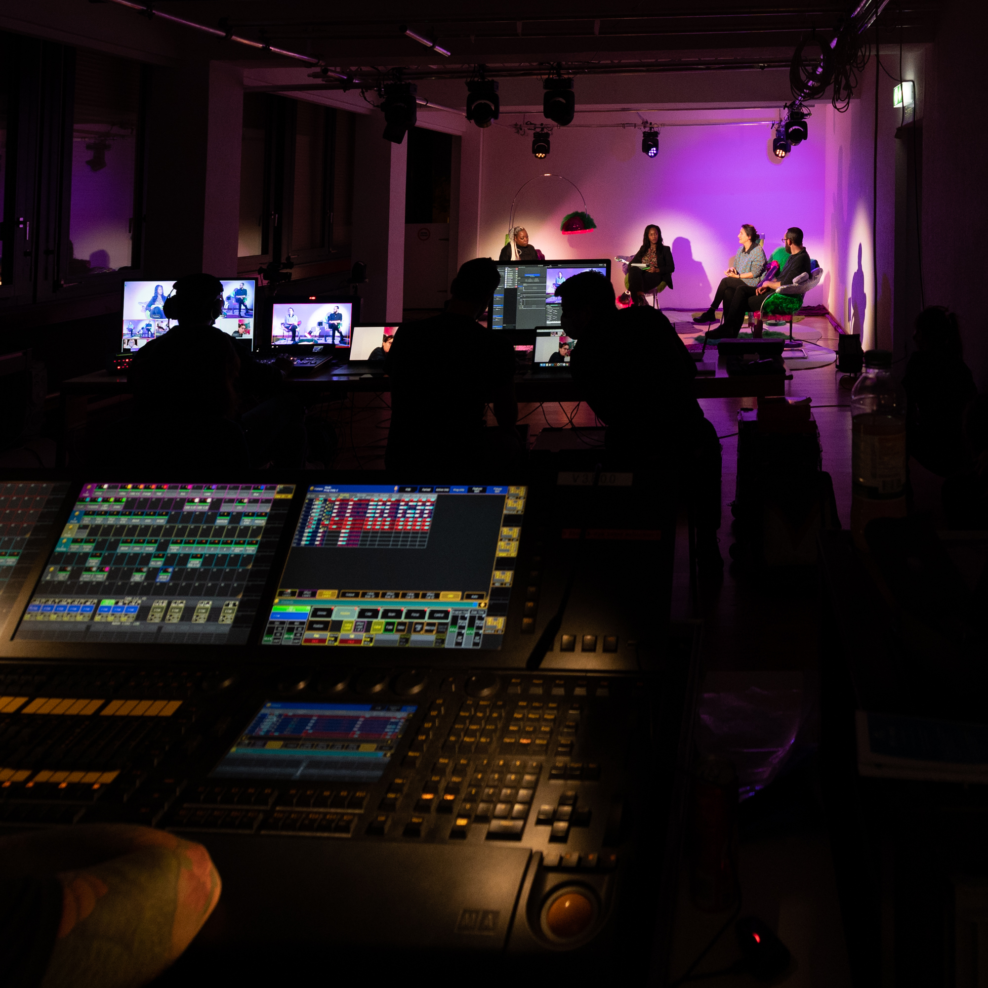 Photographe: Nicolas Dupraz
Invité(e)s : Béatrice Cortellini, directrice de l’association AVVEC / Marie Claude Hofner, experte du GREVIO, ancien médecin associée à l’Unité de Médecine des Violences du CHUV, militante féministe /Simone Eggler , coordinatrice du réseau convention Istanbul et responsable politique Terre des Femmes / Jérôme Chappuis, du Bureau de promotion de l’égalité et de préventions des violences (BPEV)/ Diariata N’Diaye, fondatrice de l’association Résonantes, créatrice d’App-elles et slameuse // Modération : Marie-Amaëlle Touré, journaliste // Scénographie : Vanessa Ferreira et Vicente et Marie van Berchem