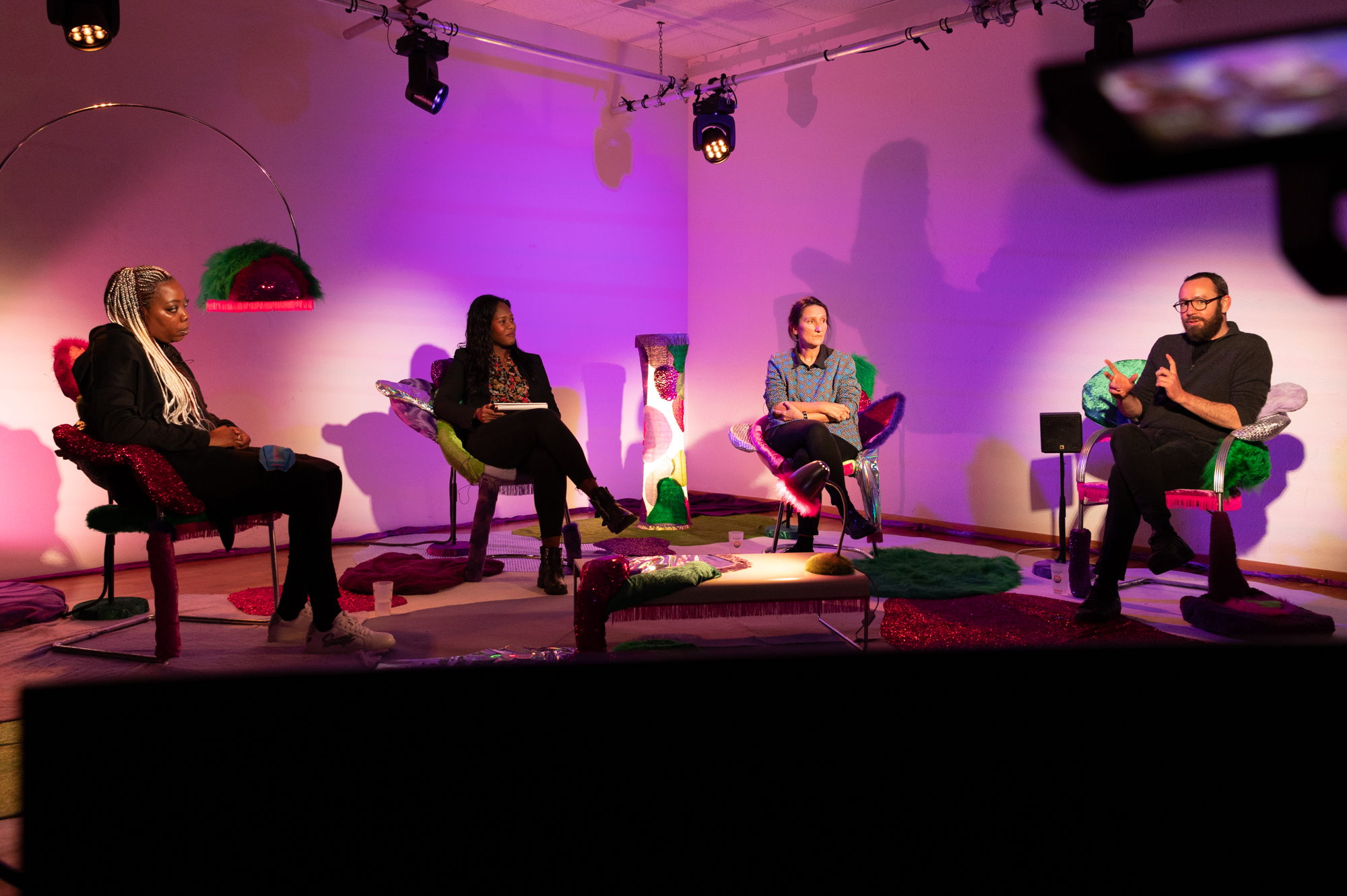 Photographe: Nicolas Dupraz
Invité(e)s : Béatrice Cortellini, directrice de l’association AVVEC / Marie Claude Hofner, experte du GREVIO, ancien médecin associée à l’Unité de Médecine des Violences du CHUV, militante féministe /Simone Eggler , coordinatrice du réseau convention Istanbul et responsable politique Terre des Femmes / Jérôme Chappuis, du Bureau de promotion de l’égalité et de préventions des violences (BPEV)/ Diariata N’Diaye, fondatrice de l’association Résonantes, créatrice d’App-elles et slameuse // Modération : Marie-Amaëlle Touré, journaliste // Scénographie : Vanessa Ferreira et Vicente et Marie van Berchem