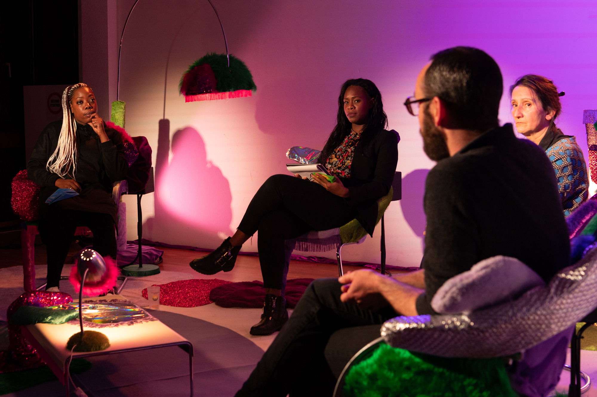 Photographe: Nicolas Dupraz
Invité(e)s : Béatrice Cortellini, directrice de l’association AVVEC / Marie Claude Hofner, experte du GREVIO, ancien médecin associée à l’Unité de Médecine des Violences du CHUV, militante féministe /Simone Eggler , coordinatrice du réseau convention Istanbul et responsable politique Terre des Femmes / Jérôme Chappuis, du Bureau de promotion de l’égalité et de préventions des violences (BPEV)/ Diariata N’Diaye, fondatrice de l’association Résonantes, créatrice d’App-elles et slameuse // Modération : Marie-Amaëlle Touré, journaliste // Scénographie : Vanessa Ferreira et Vicente et Marie van Berchem