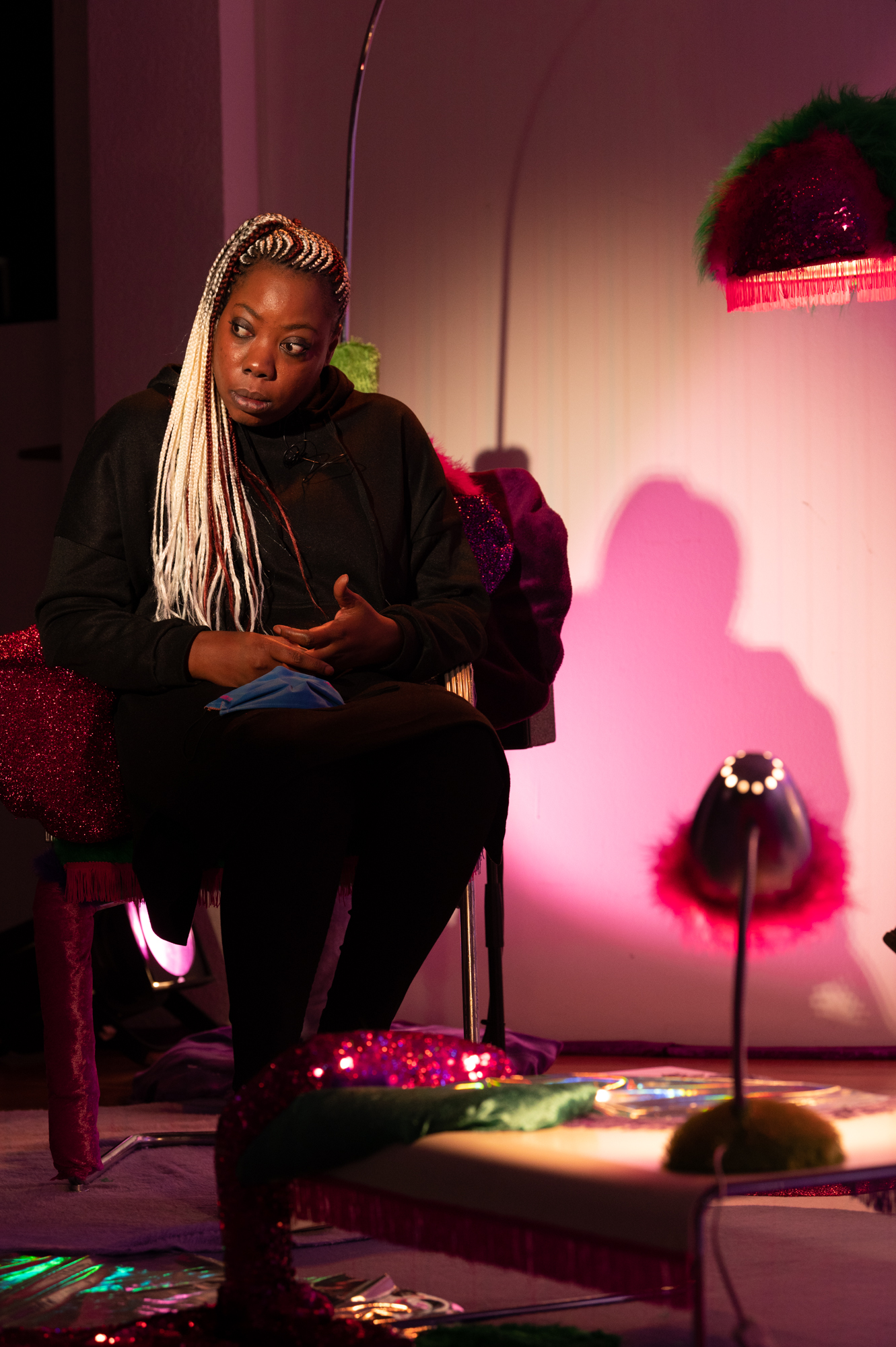 Photographe: Nicolas Dupraz
Invité(e)s : Béatrice Cortellini, directrice de l’association AVVEC / Marie Claude Hofner, experte du GREVIO, ancien médecin associée à l’Unité de Médecine des Violences du CHUV, militante féministe /Simone Eggler , coordinatrice du réseau convention Istanbul et responsable politique Terre des Femmes / Jérôme Chappuis, du Bureau de promotion de l’égalité et de préventions des violences (BPEV)/ Diariata N’Diaye, fondatrice de l’association Résonantes, créatrice d’App-elles et slameuse // Modération : Marie-Amaëlle Touré, journaliste // Scénographie : Vanessa Ferreira et Vicente et Marie van Berchem