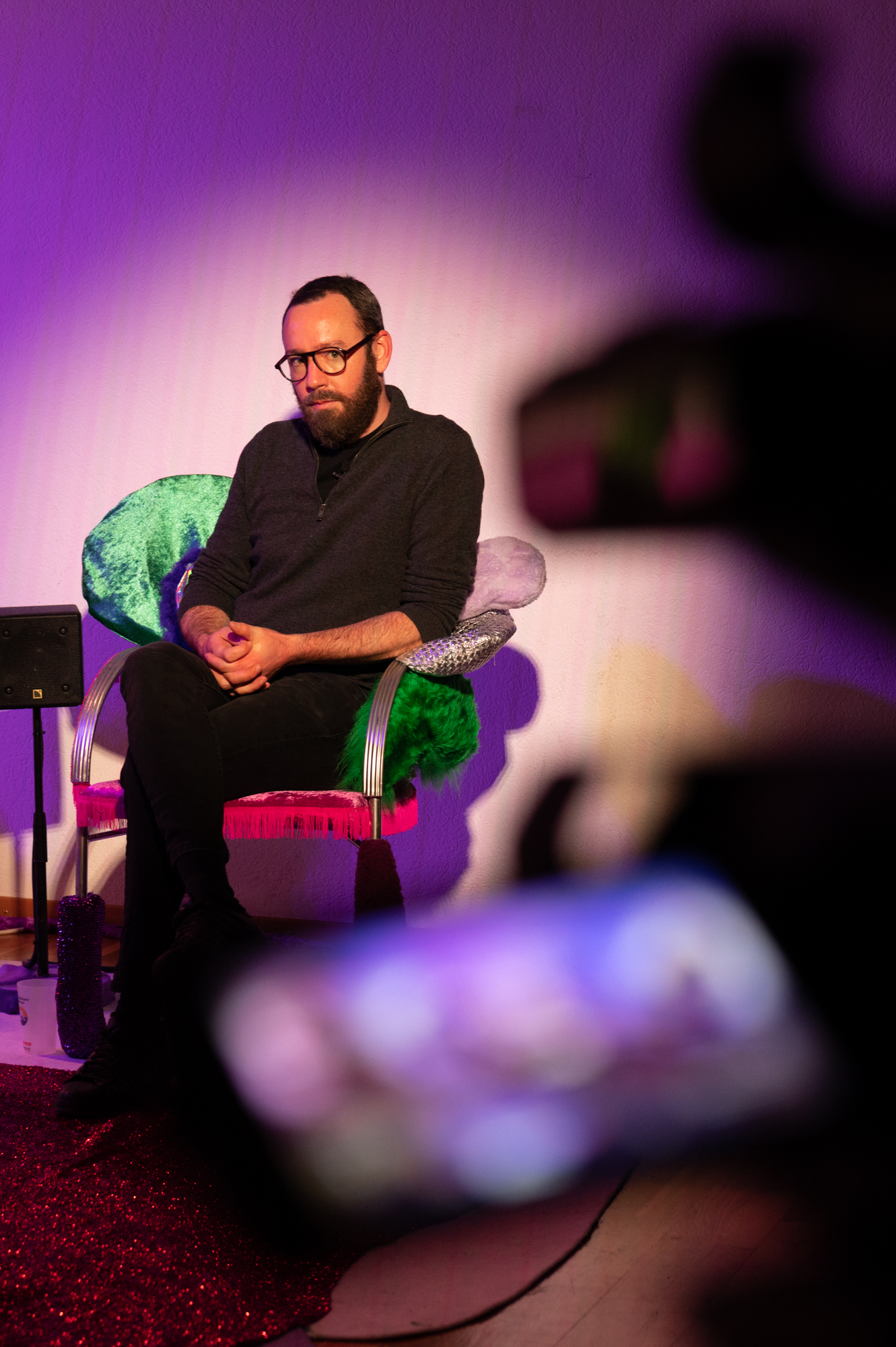 Photographe: Nicolas Dupraz
Invité(e)s : Béatrice Cortellini, directrice de l’association AVVEC / Marie Claude Hofner, experte du GREVIO, ancien médecin associée à l’Unité de Médecine des Violences du CHUV, militante féministe /Simone Eggler , coordinatrice du réseau convention Istanbul et responsable politique Terre des Femmes / Jérôme Chappuis, du Bureau de promotion de l’égalité et de préventions des violences (BPEV)/ Diariata N’Diaye, fondatrice de l’association Résonantes, créatrice d’App-elles et slameuse // Modération : Marie-Amaëlle Touré, journaliste // Scénographie : Vanessa Ferreira et Vicente et Marie van Berchem
