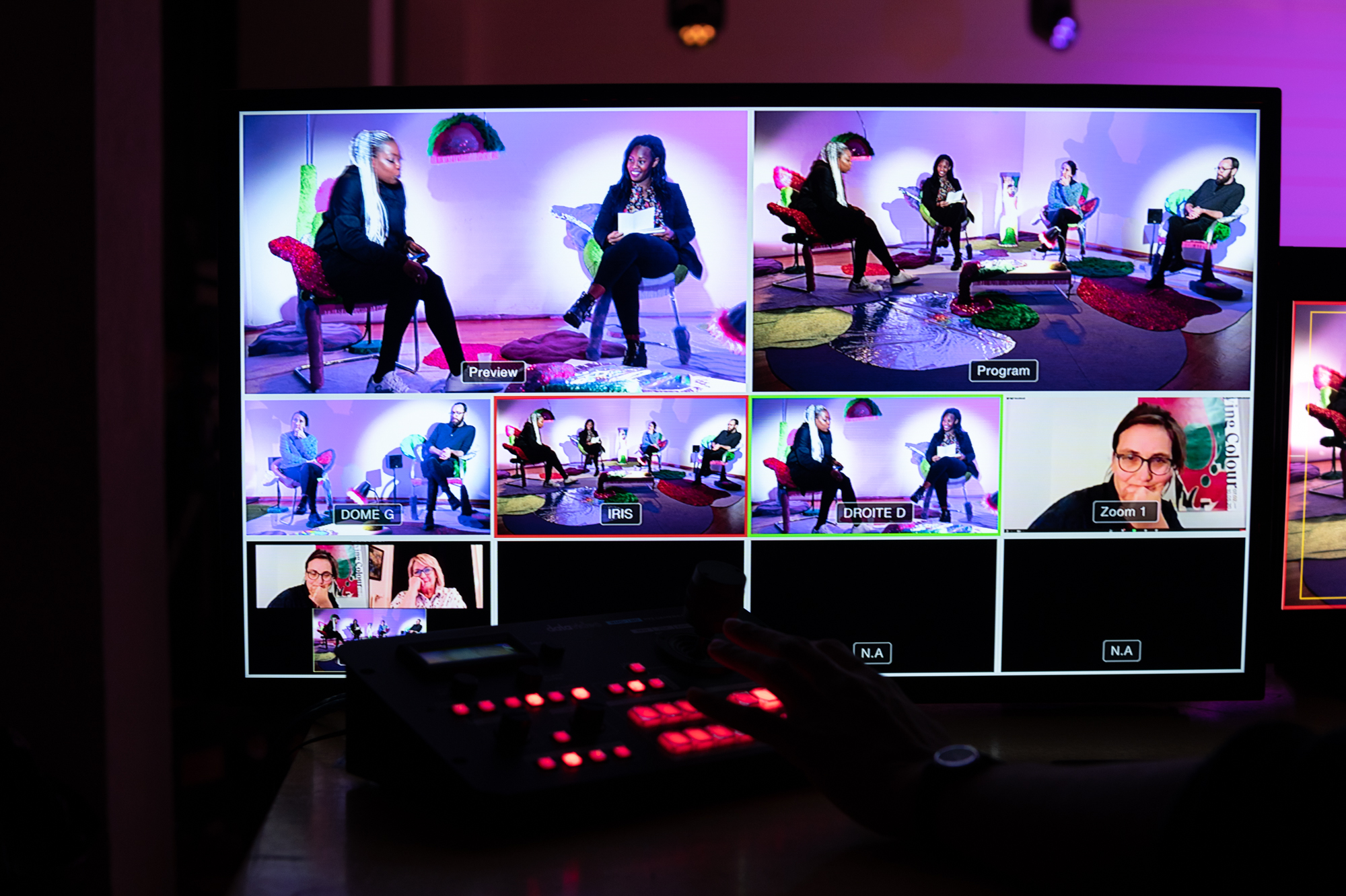 Photographe: Nicolas Dupraz
Invité(e)s : Béatrice Cortellini, directrice de l’association AVVEC / Marie Claude Hofner, experte du GREVIO, ancien médecin associée à l’Unité de Médecine des Violences du CHUV, militante féministe /Simone Eggler , coordinatrice du réseau convention Istanbul et responsable politique Terre des Femmes / Jérôme Chappuis, du Bureau de promotion de l’égalité et de préventions des violences (BPEV)/ Diariata N’Diaye, fondatrice de l’association Résonantes, créatrice d’App-elles et slameuse // Modération : Marie-Amaëlle Touré, journaliste // Scénographie : Vanessa Ferreira et Vicente et Marie van Berchem