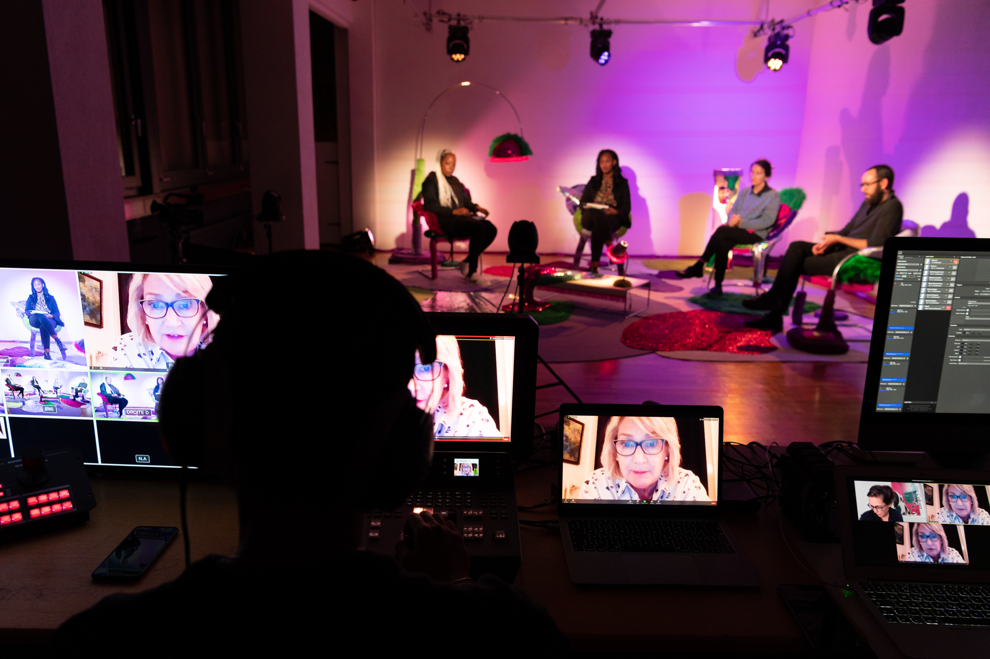 Photographe: Nicolas Dupraz
Invité(e)s : Béatrice Cortellini, directrice de l’association AVVEC / Marie Claude Hofner, experte du GREVIO, ancien médecin associée à l’Unité de Médecine des Violences du CHUV, militante féministe /Simone Eggler , coordinatrice du réseau convention Istanbul et responsable politique Terre des Femmes / Jérôme Chappuis, du Bureau de promotion de l’égalité et de préventions des violences (BPEV)/ Diariata N’Diaye, fondatrice de l’association Résonantes, créatrice d’App-elles et slameuse // Modération : Marie-Amaëlle Touré, journaliste // Scénographie : Vanessa Ferreira et Vicente et Marie van Berchem