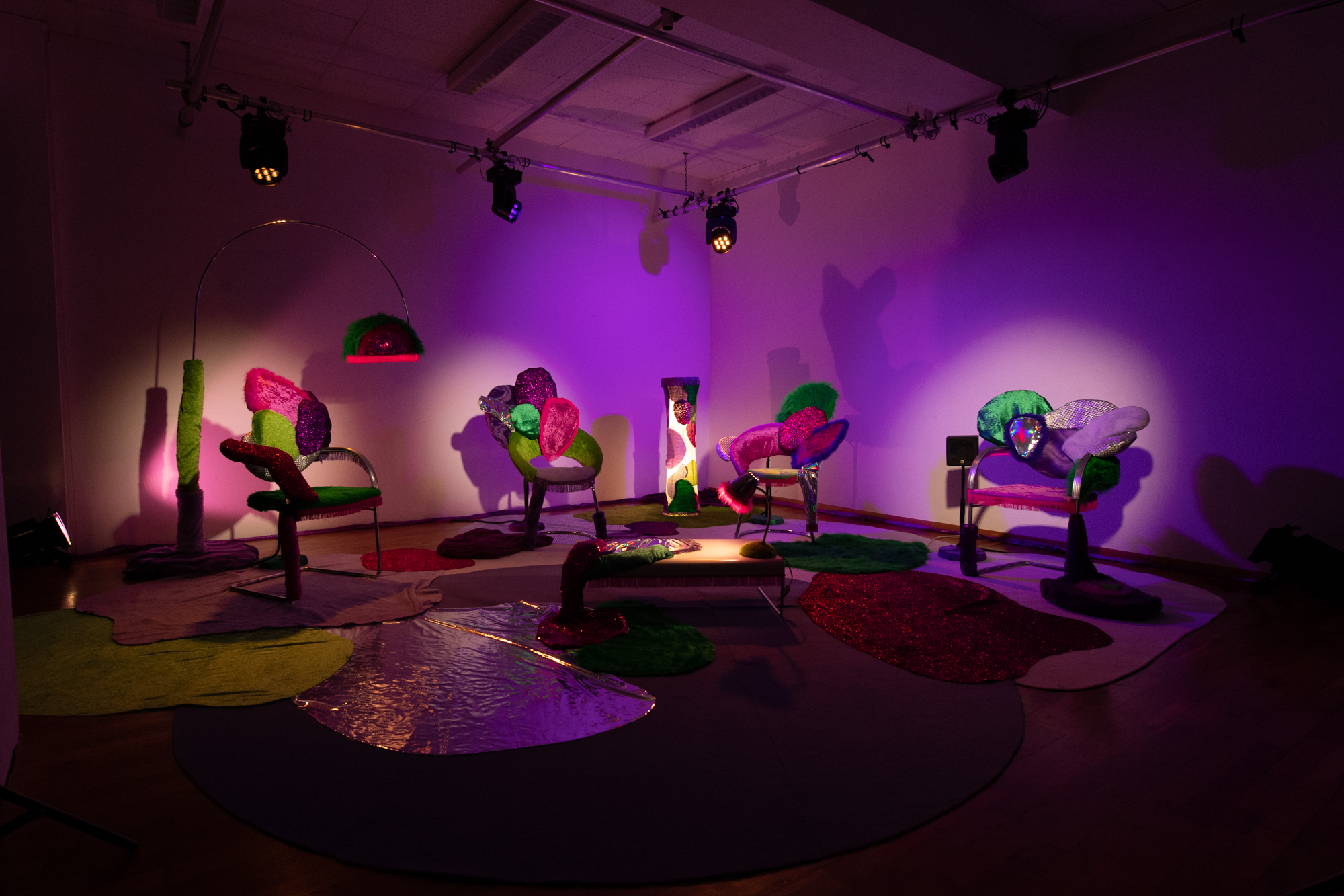 Photographe: Nicolas Dupraz
Invité(e)s : Béatrice Cortellini, directrice de l’association AVVEC / Marie Claude Hofner, experte du GREVIO, ancien médecin associée à l’Unité de Médecine des Violences du CHUV, militante féministe /Simone Eggler , coordinatrice du réseau convention Istanbul et responsable politique Terre des Femmes / Jérôme Chappuis, du Bureau de promotion de l’égalité et de préventions des violences (BPEV)/ Diariata N’Diaye, fondatrice de l’association Résonantes, créatrice d’App-elles et slameuse // Modération : Marie-Amaëlle Touré, journaliste // Scénographie : Vanessa Ferreira et Vicente et Marie van Berchem