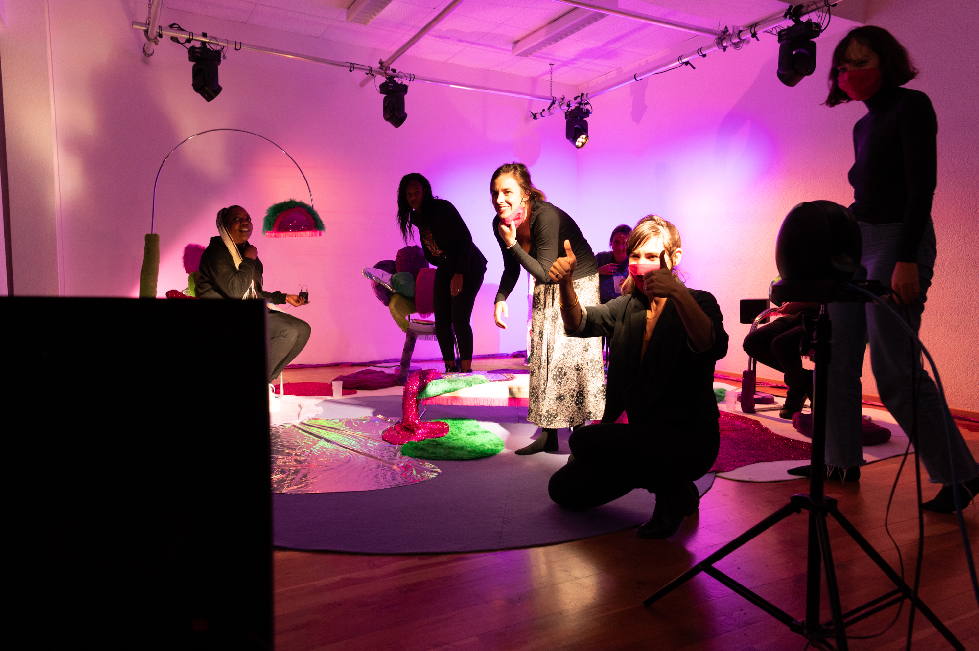 Photographe: Nicolas Dupraz
Invité(e)s : Béatrice Cortellini, directrice de l’association AVVEC / Marie Claude Hofner, experte du GREVIO, ancien médecin associée à l’Unité de Médecine des Violences du CHUV, militante féministe /Simone Eggler , coordinatrice du réseau convention Istanbul et responsable politique Terre des Femmes / Jérôme Chappuis, du Bureau de promotion de l’égalité et de préventions des violences (BPEV)/ Diariata N’Diaye, fondatrice de l’association Résonantes, créatrice d’App-elles et slameuse // Modération : Marie-Amaëlle Touré, journaliste // Scénographie : Vanessa Ferreira et Vicente et Marie van Berchem