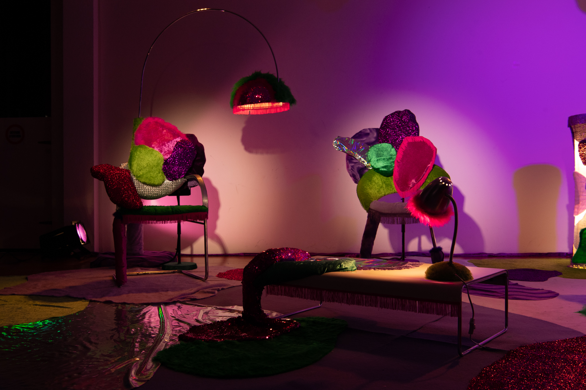 Photographe: Nicolas Dupraz
Invité(e)s : Béatrice Cortellini, directrice de l’association AVVEC / Marie Claude Hofner, experte du GREVIO, ancien médecin associée à l’Unité de Médecine des Violences du CHUV, militante féministe /Simone Eggler , coordinatrice du réseau convention Istanbul et responsable politique Terre des Femmes / Jérôme Chappuis, du Bureau de promotion de l’égalité et de préventions des violences (BPEV)/ Diariata N’Diaye, fondatrice de l’association Résonantes, créatrice d’App-elles et slameuse // Modération : Marie-Amaëlle Touré, journaliste // Scénographie : Vanessa Ferreira et Vicente et Marie van Berchem