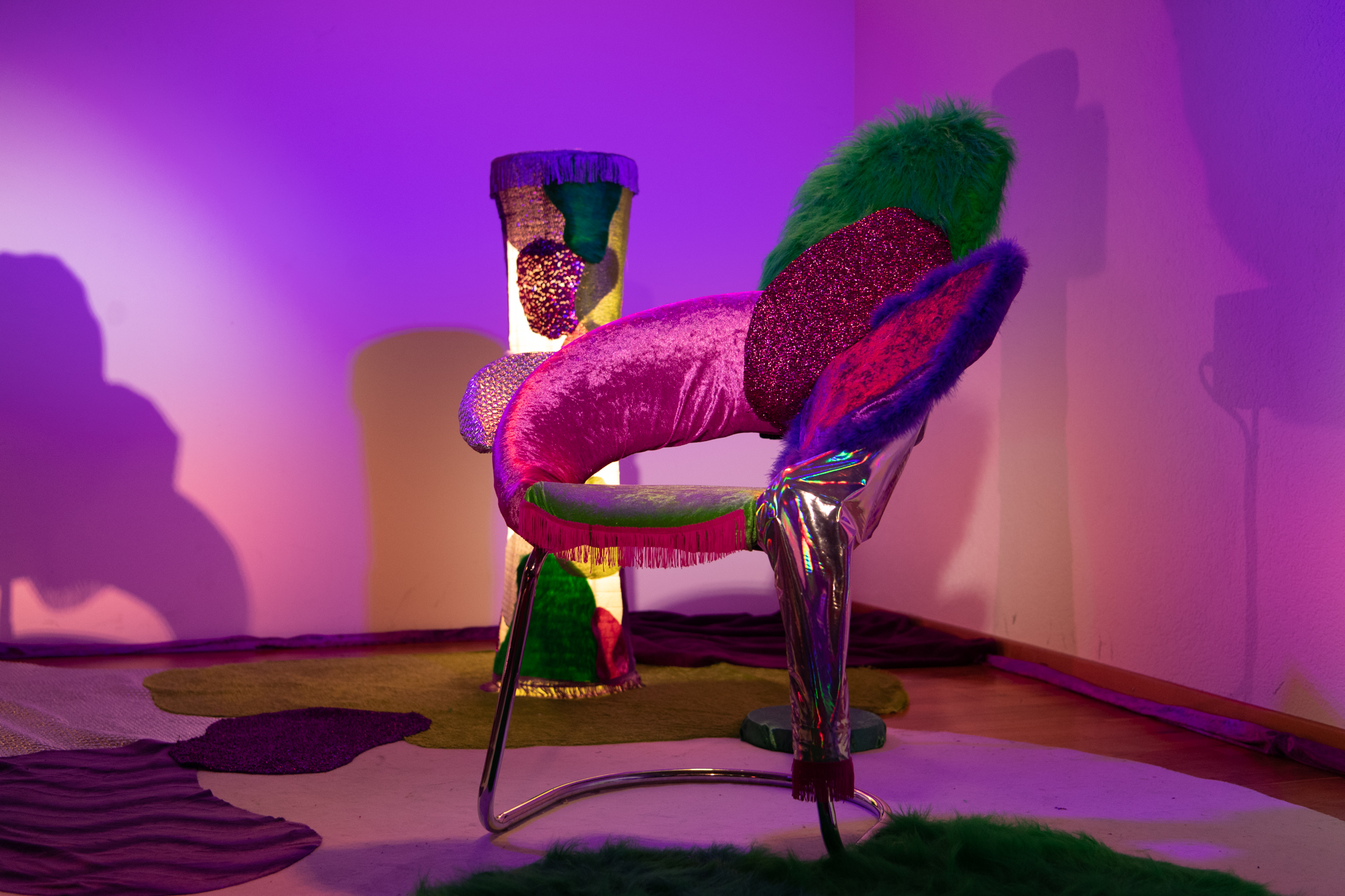 Photographe: Nicolas Dupraz
Invité(e)s : Béatrice Cortellini, directrice de l’association AVVEC / Marie Claude Hofner, experte du GREVIO, ancien médecin associée à l’Unité de Médecine des Violences du CHUV, militante féministe /Simone Eggler , coordinatrice du réseau convention Istanbul et responsable politique Terre des Femmes / Jérôme Chappuis, du Bureau de promotion de l’égalité et de préventions des violences (BPEV)/ Diariata N’Diaye, fondatrice de l’association Résonantes, créatrice d’App-elles et slameuse // Modération : Marie-Amaëlle Touré, journaliste // Scénographie : Vanessa Ferreira et Vicente et Marie van Berchem