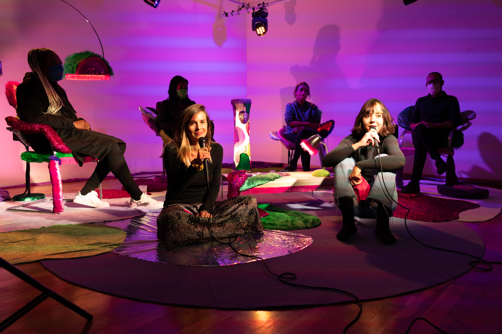 Photographe: Nicolas Dupraz
Invité(e)s : Béatrice Cortellini, directrice de l’association AVVEC / Marie Claude Hofner, experte du GREVIO, ancien médecin associée à l’Unité de Médecine des Violences du CHUV, militante féministe /Simone Eggler , coordinatrice du réseau convention Istanbul et responsable politique Terre des Femmes / Jérôme Chappuis, du Bureau de promotion de l’égalité et de préventions des violences (BPEV)/ Diariata N’Diaye, fondatrice de l’association Résonantes, créatrice d’App-elles et slameuse // Modération : Marie-Amaëlle Touré, journaliste // Scénographie : Vanessa Ferreira et Vicente et Marie van Berchem