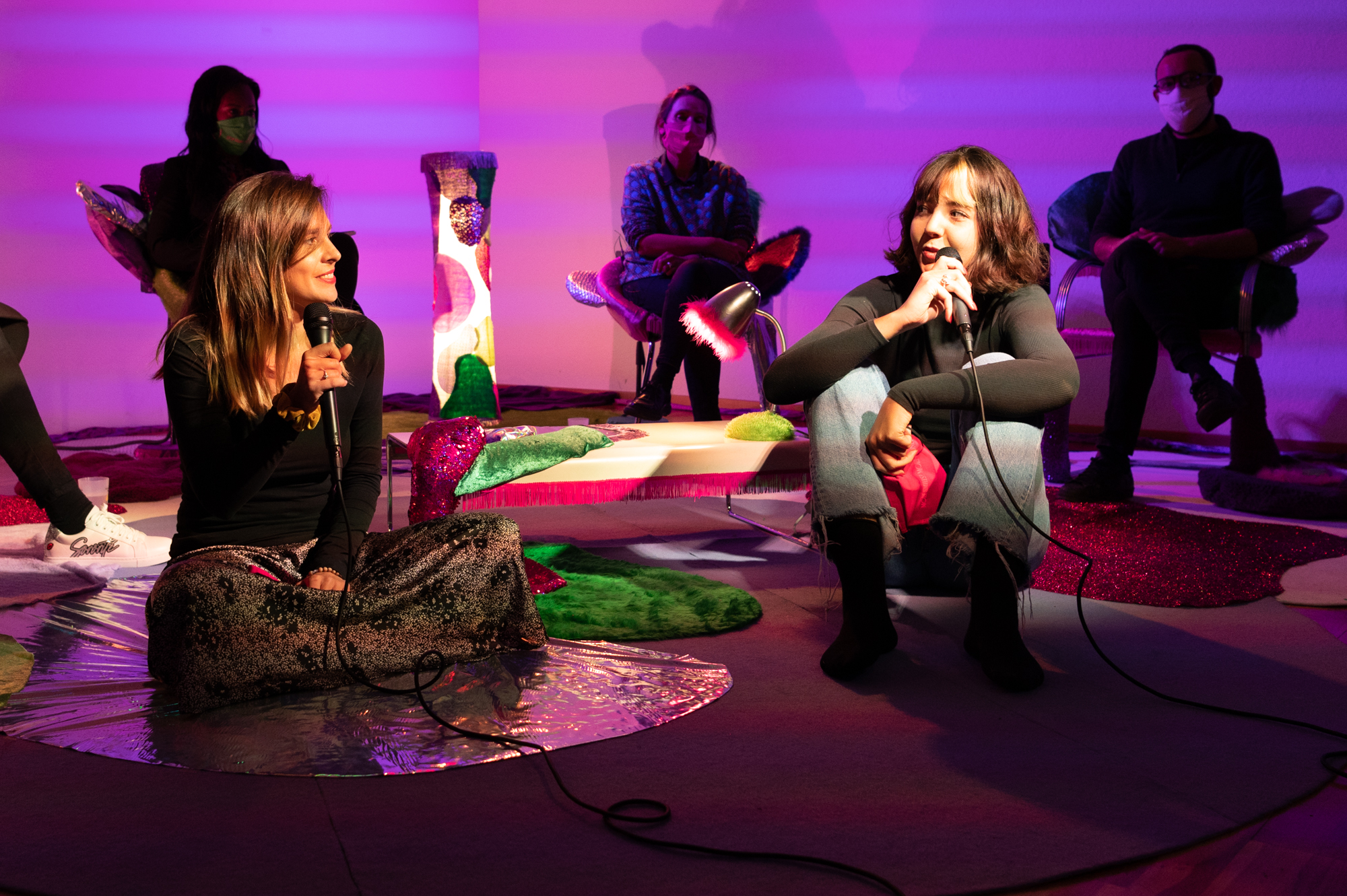 Photographe: Nicolas Dupraz
Invité(e)s : Béatrice Cortellini, directrice de l’association AVVEC / Marie Claude Hofner, experte du GREVIO, ancien médecin associée à l’Unité de Médecine des Violences du CHUV, militante féministe /Simone Eggler , coordinatrice du réseau convention Istanbul et responsable politique Terre des Femmes / Jérôme Chappuis, du Bureau de promotion de l’égalité et de préventions des violences (BPEV)/ Diariata N’Diaye, fondatrice de l’association Résonantes, créatrice d’App-elles et slameuse // Modération : Marie-Amaëlle Touré, journaliste // Scénographie : Vanessa Ferreira et Vicente et Marie van Berchem