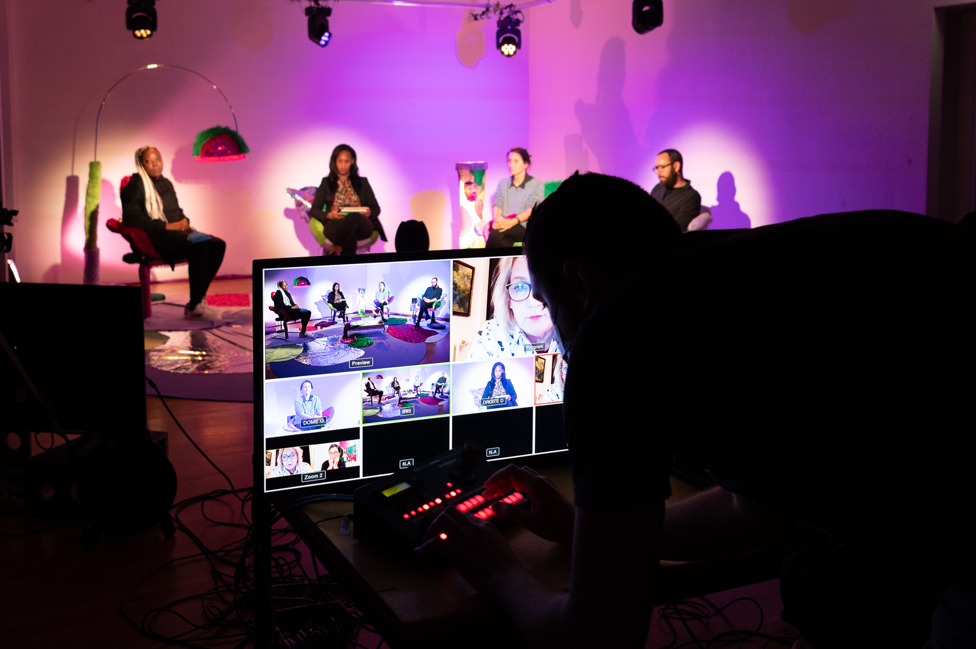 Photographe: Nicolas Dupraz
Invité(e)s : Béatrice Cortellini, directrice de l’association AVVEC / Marie Claude Hofner, experte du GREVIO, ancien médecin associée à l’Unité de Médecine des Violences du CHUV, militante féministe /Simone Eggler , coordinatrice du réseau convention Istanbul et responsable politique Terre des Femmes / Jérôme Chappuis, du Bureau de promotion de l’égalité et de préventions des violences (BPEV)/ Diariata N’Diaye, fondatrice de l’association Résonantes, créatrice d’App-elles et slameuse // Modération : Marie-Amaëlle Touré, journaliste // Scénographie : Vanessa Ferreira et Vicente et Marie van Berchem