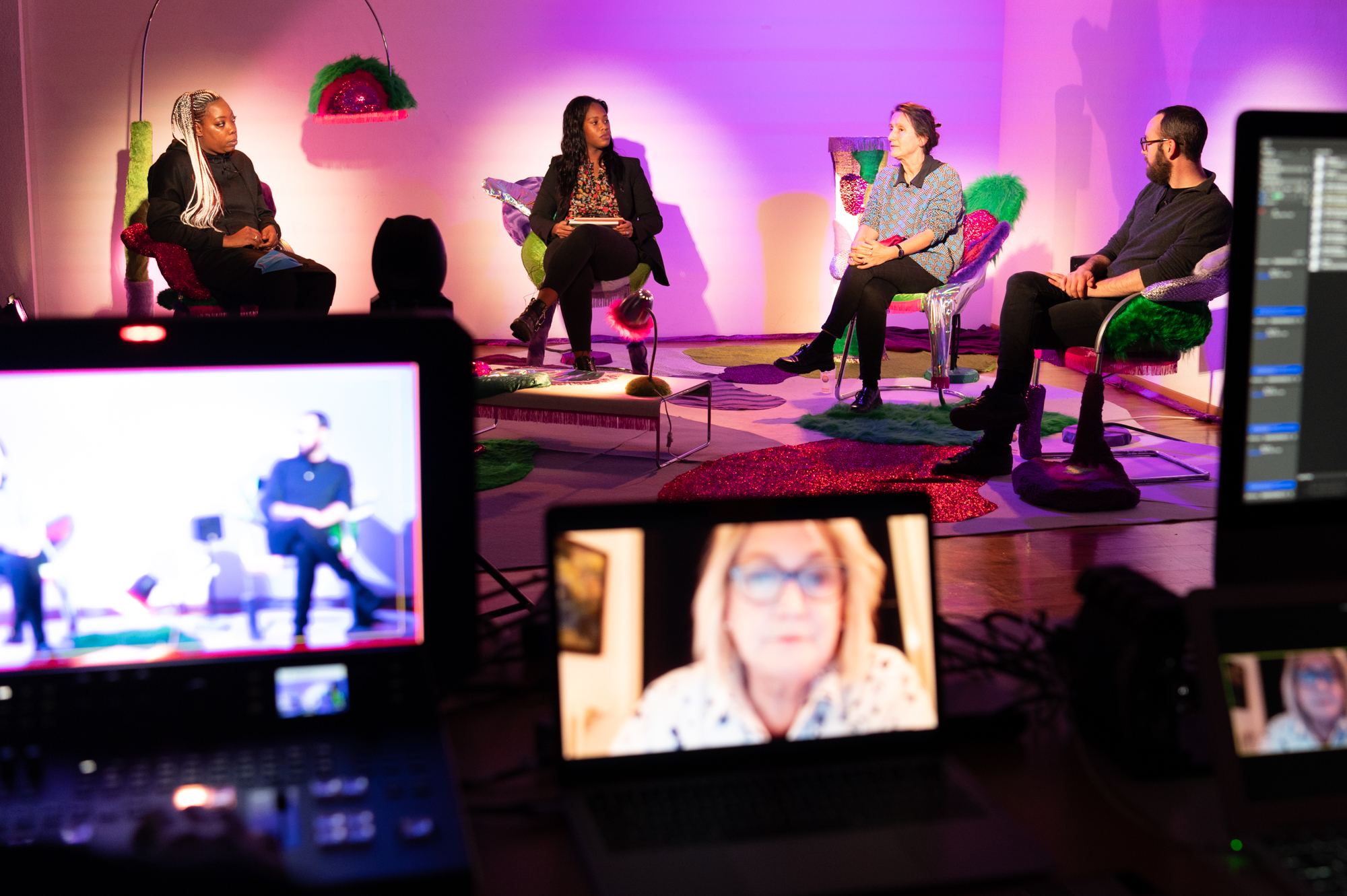 Photographe: Nicolas Dupraz
Invité(e)s : Béatrice Cortellini, directrice de l’association AVVEC / Marie Claude Hofner, experte du GREVIO, ancien médecin associée à l’Unité de Médecine des Violences du CHUV, militante féministe /Simone Eggler , coordinatrice du réseau convention Istanbul et responsable politique Terre des Femmes / Jérôme Chappuis, du Bureau de promotion de l’égalité et de préventions des violences (BPEV)/ Diariata N’Diaye, fondatrice de l’association Résonantes, créatrice d’App-elles et slameuse // Modération : Marie-Amaëlle Touré, journaliste // Scénographie : Vanessa Ferreira et Vicente et Marie van Berchem