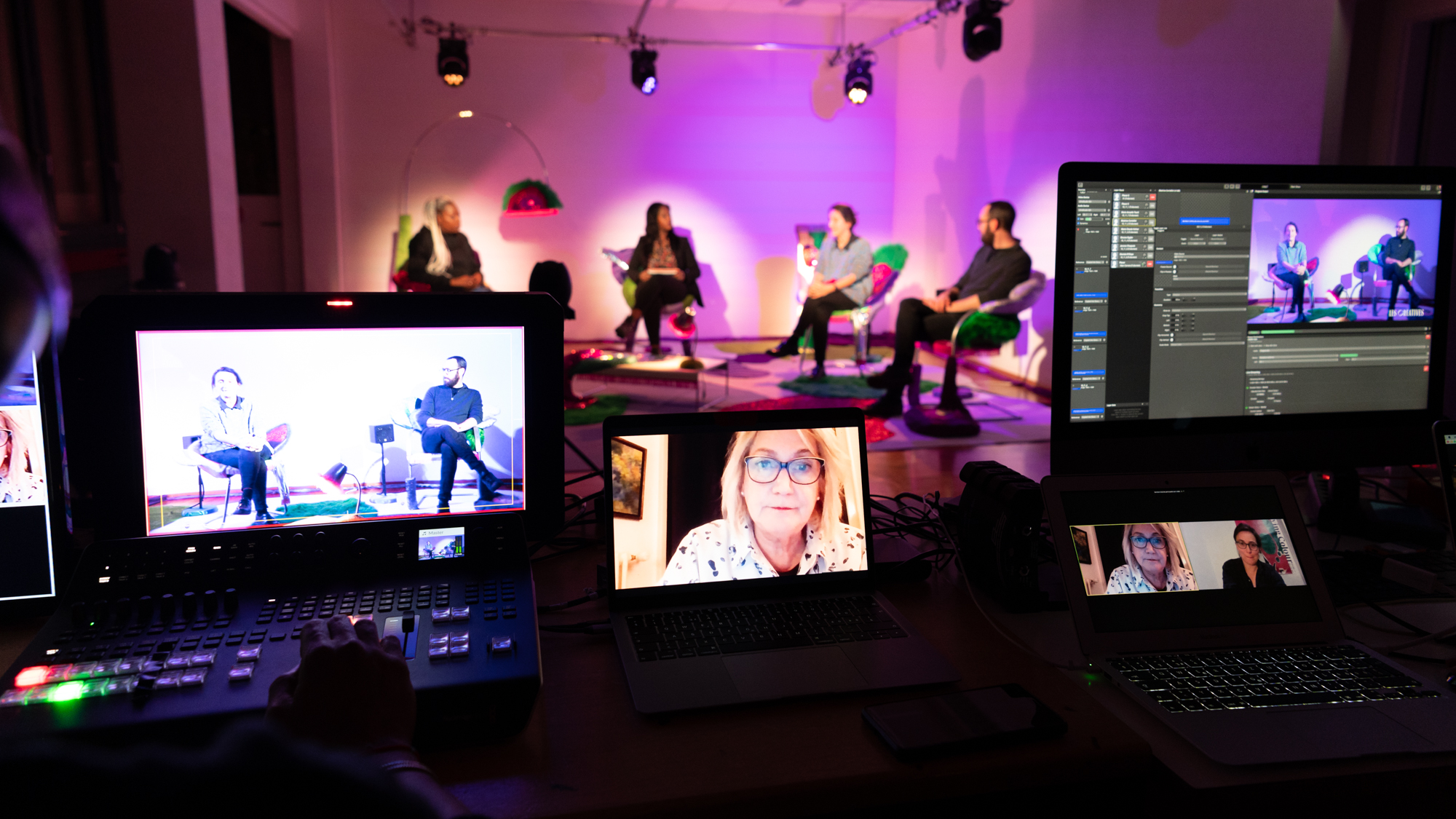 Photographe: Nicolas Dupraz
Invité(e)s : Béatrice Cortellini, directrice de l’association AVVEC / Marie Claude Hofner, experte du GREVIO, ancien médecin associée à l’Unité de Médecine des Violences du CHUV, militante féministe /Simone Eggler , coordinatrice du réseau convention Istanbul et responsable politique Terre des Femmes / Jérôme Chappuis, du Bureau de promotion de l’égalité et de préventions des violences (BPEV)/ Diariata N’Diaye, fondatrice de l’association Résonantes, créatrice d’App-elles et slameuse // Modération : Marie-Amaëlle Touré, journaliste // Scénographie : Vanessa Ferreira et Vicente et Marie van Berchem