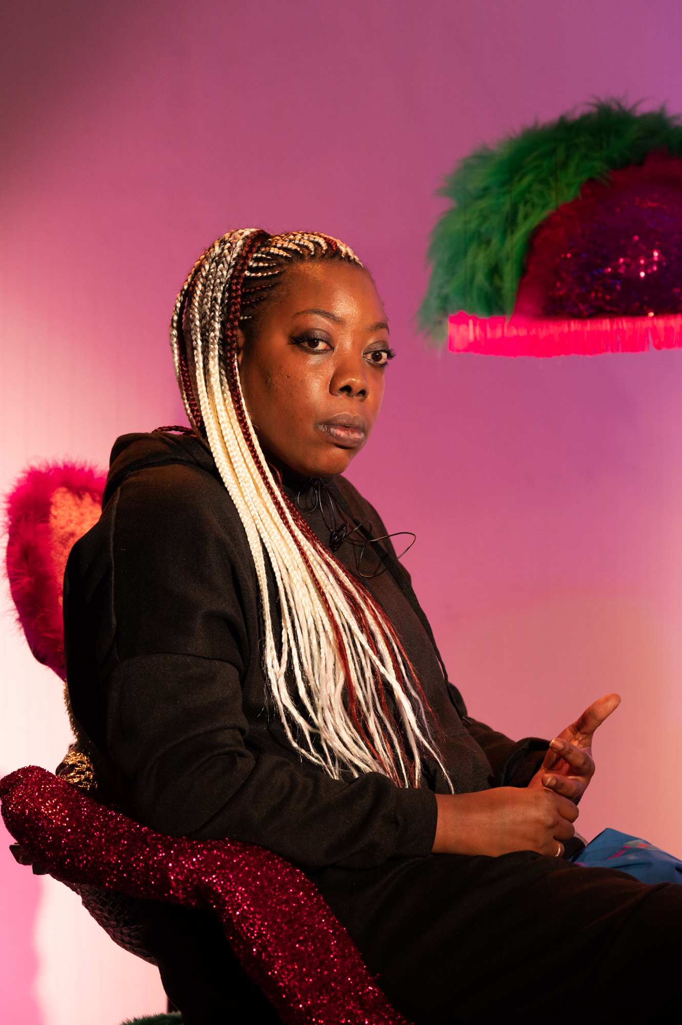 Photographe: Nicolas Dupraz
Invité(e)s : Béatrice Cortellini, directrice de l’association AVVEC / Marie Claude Hofner, experte du GREVIO, ancien médecin associée à l’Unité de Médecine des Violences du CHUV, militante féministe /Simone Eggler , coordinatrice du réseau convention Istanbul et responsable politique Terre des Femmes / Jérôme Chappuis, du Bureau de promotion de l’égalité et de préventions des violences (BPEV)/ Diariata N’Diaye, fondatrice de l’association Résonantes, créatrice d’App-elles et slameuse // Modération : Marie-Amaëlle Touré, journaliste // Scénographie : Vanessa Ferreira et Vicente et Marie van Berchem