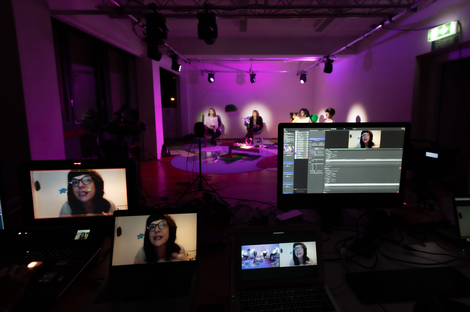 Invitées : Valérie Buchs, membre du Collectif de la Grève des femmes, grève féministe – Genève et secrétaire syndicale SIT // Clotilde Pinto, présidente de branche du commerce de détail d’Unia, juge assesseure au prud’homme et vendeuse // Maud Simonet, sociologue, directrice de recherches CNRS et directrice de l’IDHES-Nanterre // Eva Niyibizi, médecin et fondatrice de l’association MedFem //Modératrice : Claire Burgy, journaliste RTS // Scénographie : Vanessa Ferreira Vicente et Marie van Berchem