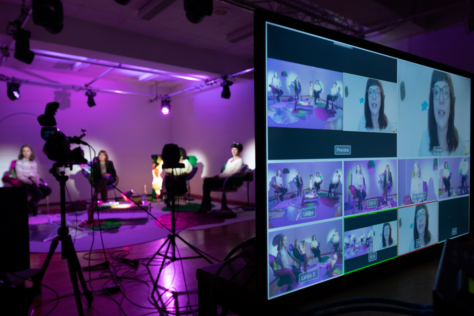 Invitées : Valérie Buchs, membre du Collectif de la Grève des femmes, grève féministe – Genève et secrétaire syndicale SIT // Clotilde Pinto, présidente de branche du commerce de détail d’Unia, juge assesseure au prud’homme et vendeuse // Maud Simonet, sociologue, directrice de recherches CNRS et directrice de l’IDHES-Nanterre // Eva Niyibizi, médecin et fondatrice de l’association MedFem //Modératrice : Claire Burgy, journaliste RTS // Scénographie : Vanessa Ferreira Vicente et Marie van Berchem