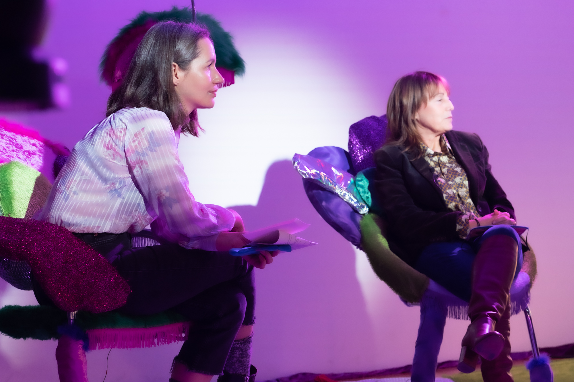 Invitées : Valérie Buchs, membre du Collectif de la Grève des femmes, grève féministe – Genève et secrétaire syndicale SIT // Clotilde Pinto, présidente de branche du commerce de détail d’Unia, juge assesseure au prud’homme et vendeuse // Maud Simonet, sociologue, directrice de recherches CNRS et directrice de l’IDHES-Nanterre // Eva Niyibizi, médecin et fondatrice de l’association MedFem //Modératrice : Claire Burgy, journaliste RTS // Scénographie : Vanessa Ferreira Vicente et Marie van Berchem