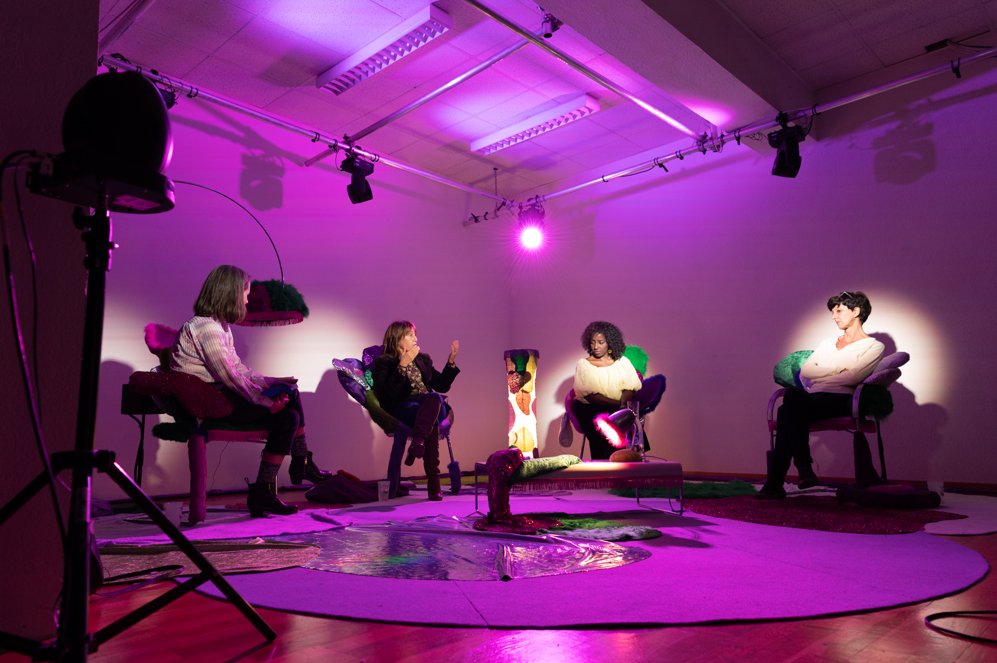 Invitées : Valérie Buchs, membre du Collectif de la Grève des femmes, grève féministe – Genève et secrétaire syndicale SIT // Clotilde Pinto, présidente de branche du commerce de détail d’Unia, juge assesseure au prud’homme et vendeuse // Maud Simonet, sociologue, directrice de recherches CNRS et directrice de l’IDHES-Nanterre // Eva Niyibizi, médecin et fondatrice de l’association MedFem //Modératrice : Claire Burgy, journaliste RTS // Scénographie : Vanessa Ferreira Vicente et Marie van Berchem