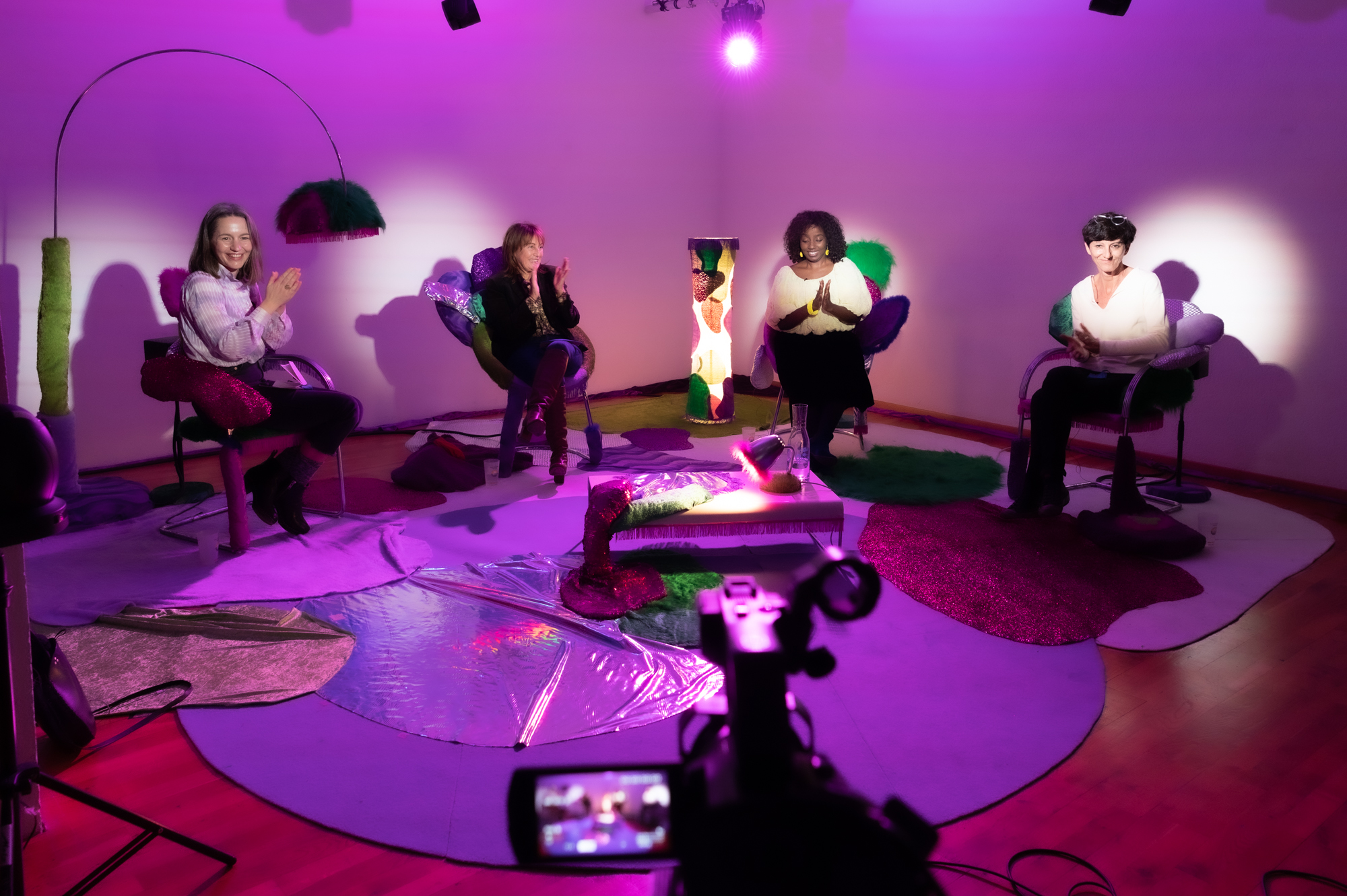 Invitées : Valérie Buchs, membre du Collectif de la Grève des femmes, grève féministe – Genève et secrétaire syndicale SIT // Clotilde Pinto, présidente de branche du commerce de détail d’Unia, juge assesseure au prud’homme et vendeuse // Maud Simonet, sociologue, directrice de recherches CNRS et directrice de l’IDHES-Nanterre // Eva Niyibizi, médecin et fondatrice de l’association MedFem //Modératrice : Claire Burgy, journaliste RTS // Scénographie : Vanessa Ferreira Vicente et Marie van Berchem