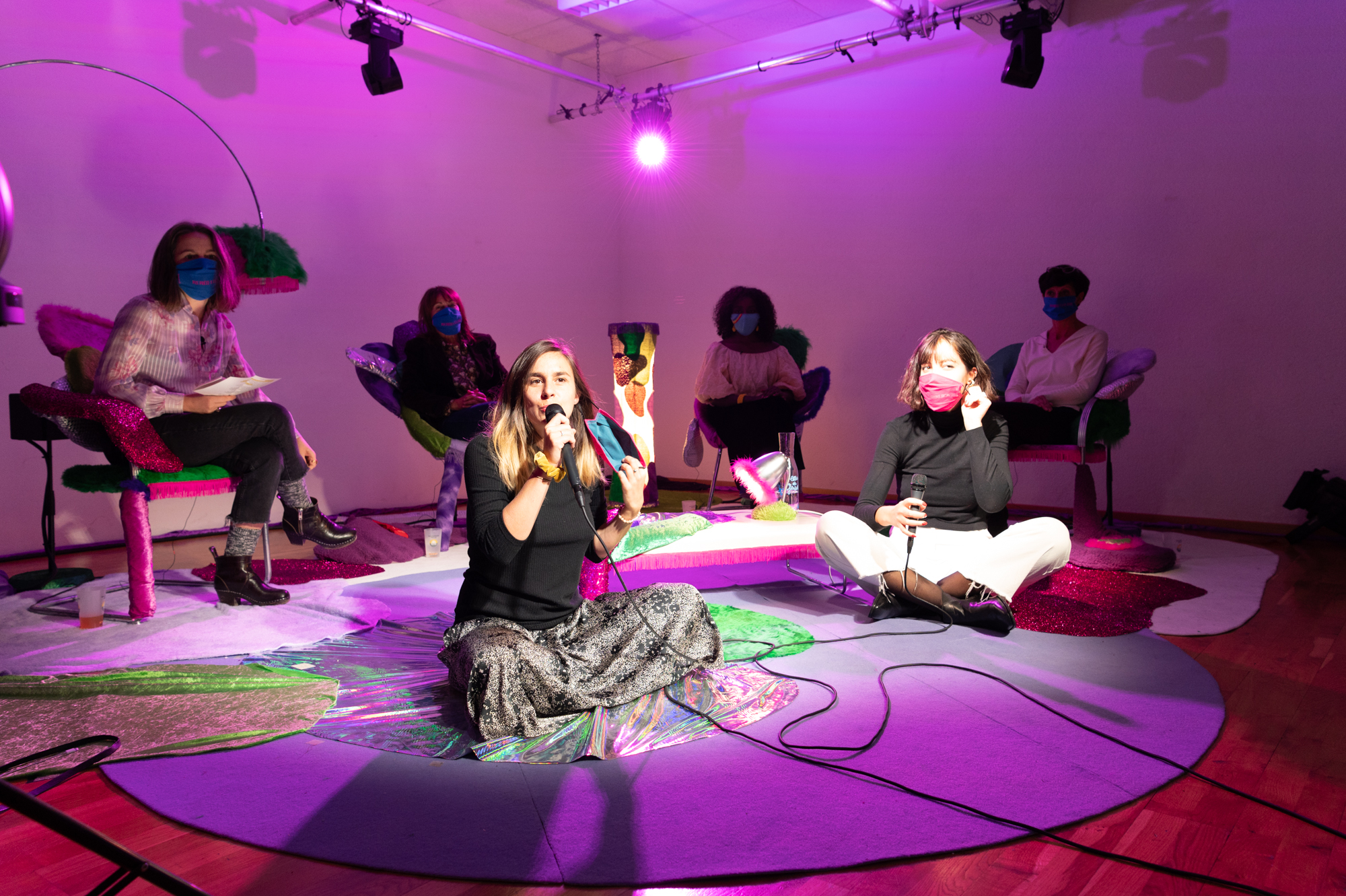 Invitées : Valérie Buchs, membre du Collectif de la Grève des femmes, grève féministe – Genève et secrétaire syndicale SIT // Clotilde Pinto, présidente de branche du commerce de détail d’Unia, juge assesseure au prud’homme et vendeuse // Maud Simonet, sociologue, directrice de recherches CNRS et directrice de l’IDHES-Nanterre // Eva Niyibizi, médecin et fondatrice de l’association MedFem //Modératrice : Claire Burgy, journaliste RTS // Scénographie : Vanessa Ferreira Vicente et Marie van Berchem