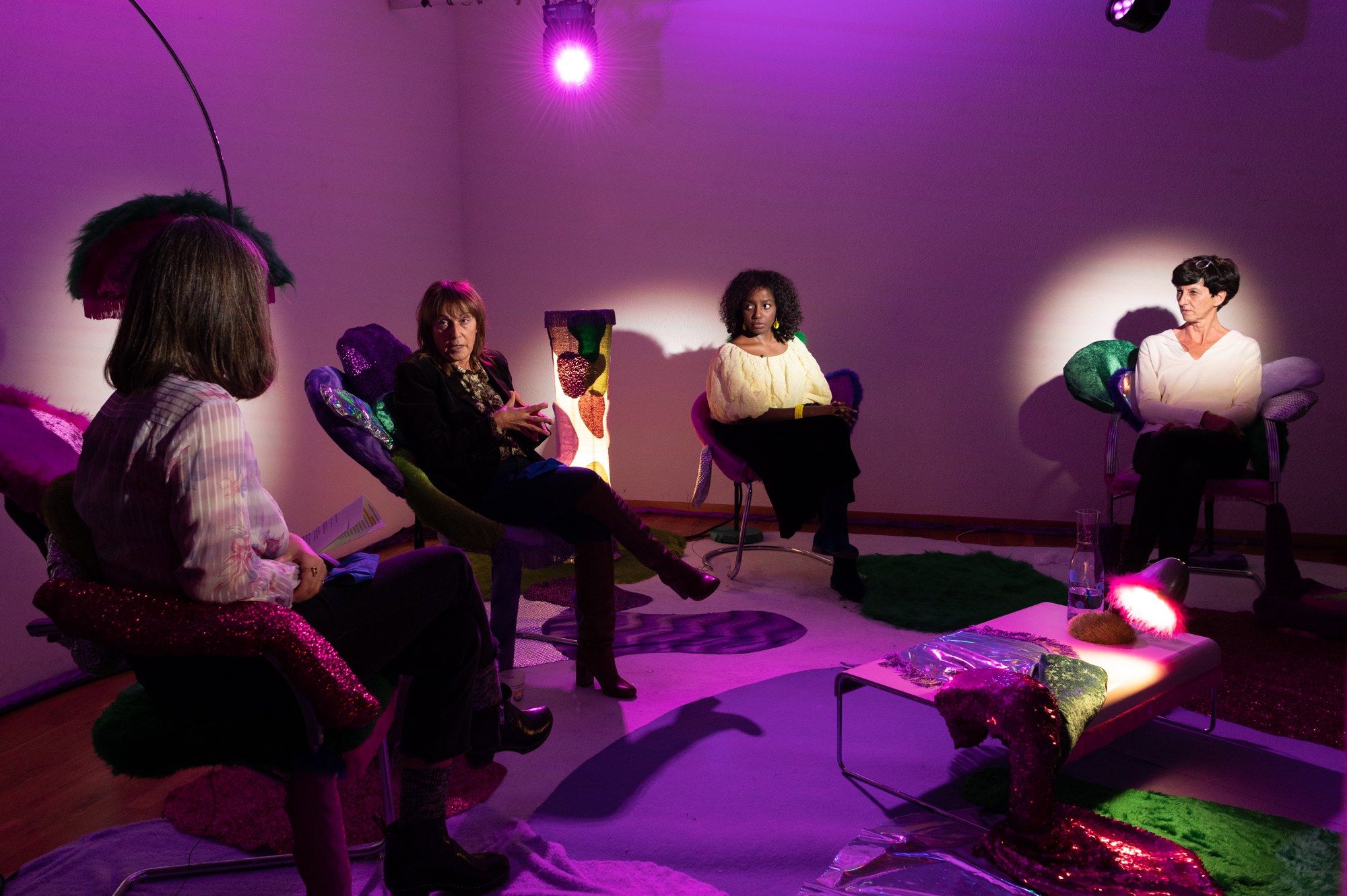 Invitées : Valérie Buchs, membre du Collectif de la Grève des femmes, grève féministe – Genève et secrétaire syndicale SIT // Clotilde Pinto, présidente de branche du commerce de détail d’Unia, juge assesseure au prud’homme et vendeuse // Maud Simonet, sociologue, directrice de recherches CNRS et directrice de l’IDHES-Nanterre // Eva Niyibizi, médecin et fondatrice de l’association MedFem //Modératrice : Claire Burgy, journaliste RTS // Scénographie : Vanessa Ferreira Vicente et Marie van Berchem