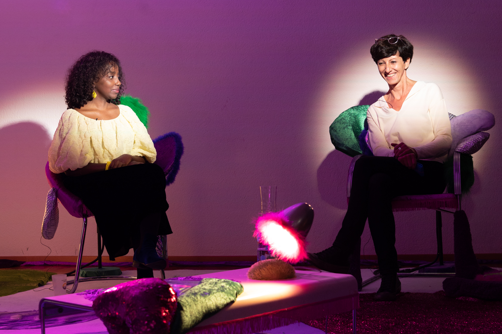 Invitées : Valérie Buchs, membre du Collectif de la Grève des femmes, grève féministe – Genève et secrétaire syndicale SIT // Clotilde Pinto, présidente de branche du commerce de détail d’Unia, juge assesseure au prud’homme et vendeuse // Maud Simonet, sociologue, directrice de recherches CNRS et directrice de l’IDHES-Nanterre // Eva Niyibizi, médecin et fondatrice de l’association MedFem //Modératrice : Claire Burgy, journaliste RTS // Scénographie : Vanessa Ferreira Vicente et Marie van Berchem