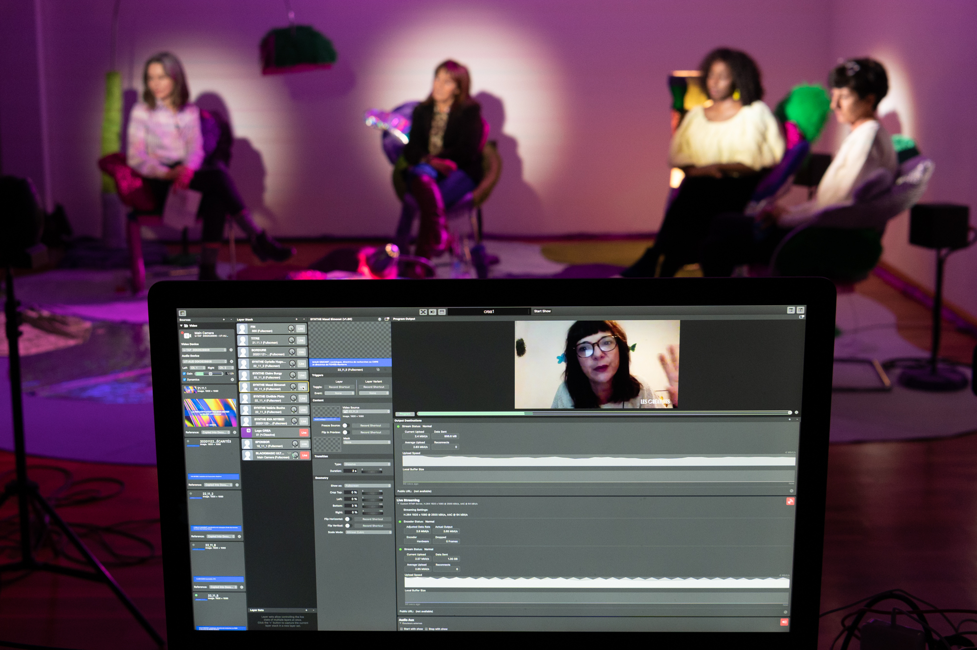 Invitées : Valérie Buchs, membre du Collectif de la Grève des femmes, grève féministe – Genève et secrétaire syndicale SIT // Clotilde Pinto, présidente de branche du commerce de détail d’Unia, juge assesseure au prud’homme et vendeuse // Maud Simonet, sociologue, directrice de recherches CNRS et directrice de l’IDHES-Nanterre // Eva Niyibizi, médecin et fondatrice de l’association MedFem //Modératrice : Claire Burgy, journaliste RTS // Scénographie : Vanessa Ferreira Vicente et Marie van Berchem